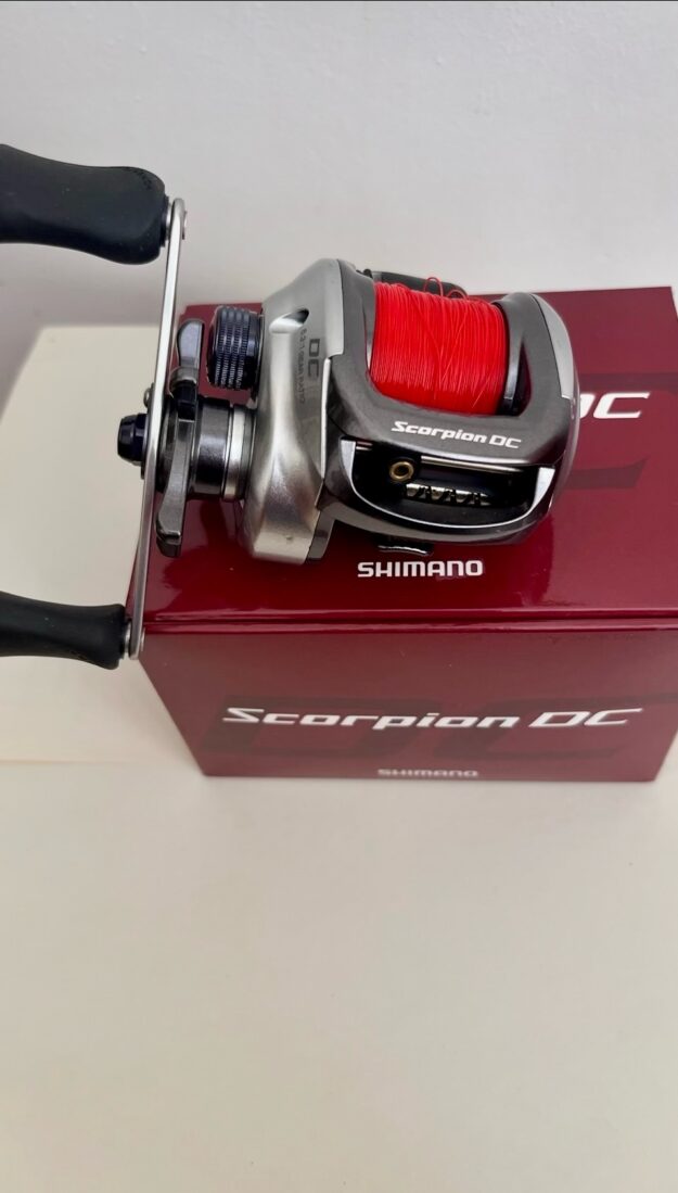 Carretilha Shimano Scorpion DC7 direita